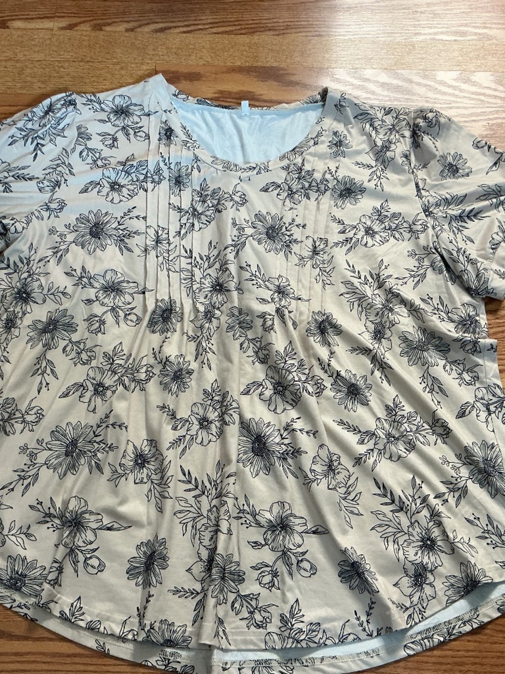 Beige & Blue Floral Pleated V~Neck Rounded Hem Short  Sleeve Top Size 3X